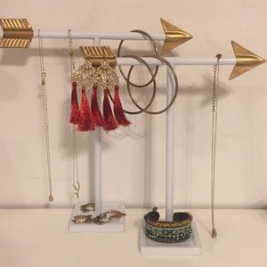 Arrow jewelry stand set